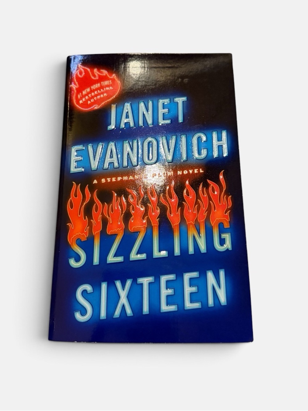 Sizzling Sixteen by Janet Evanovich (Paperback)